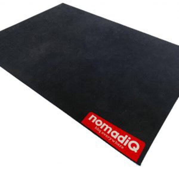 Sklisikker matte for gassgrill 65x45 cm, svart - NomadiQ forfra
