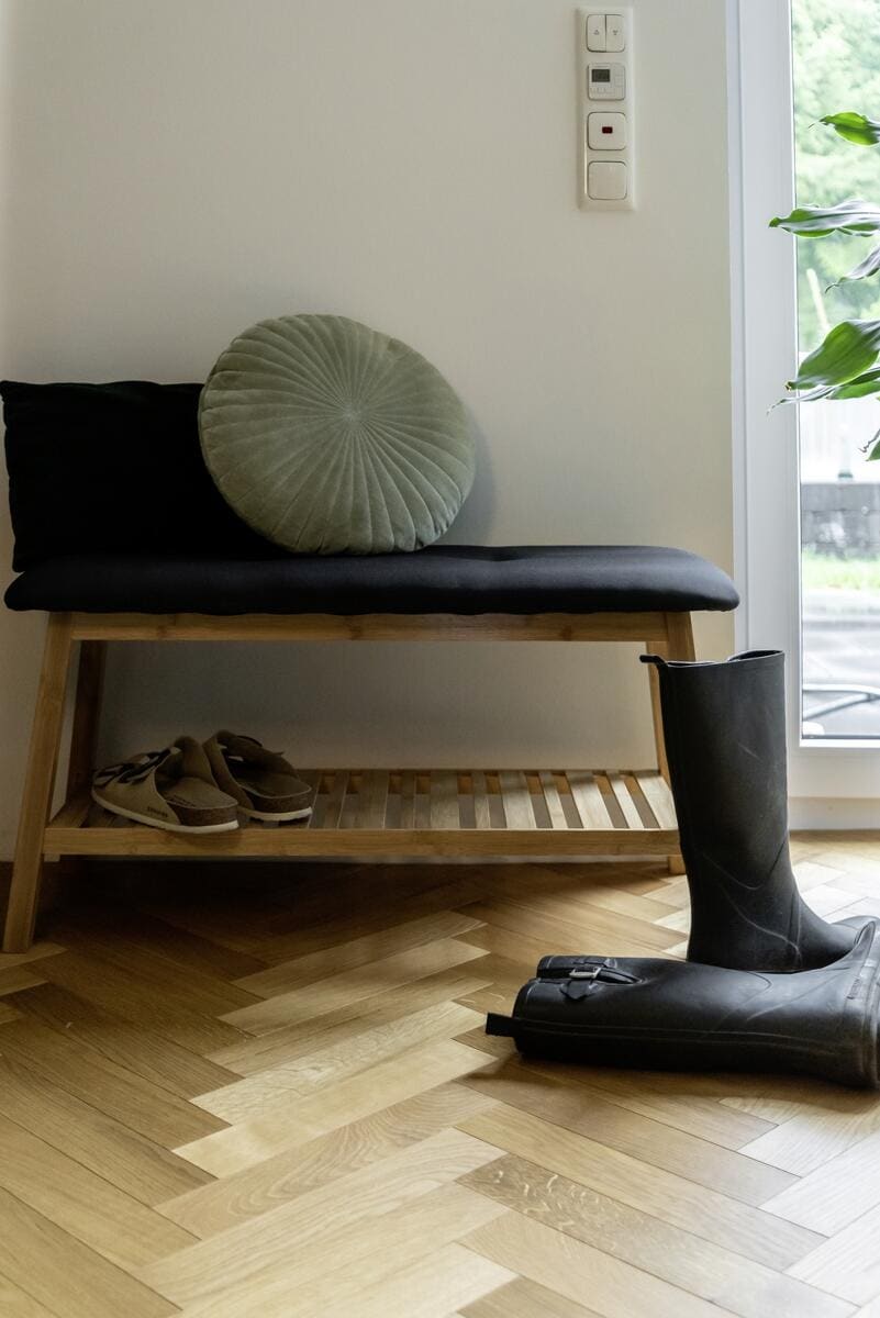 Skobenk Ecori med sitepute i bambus 90x33x45 cm svart i interiør