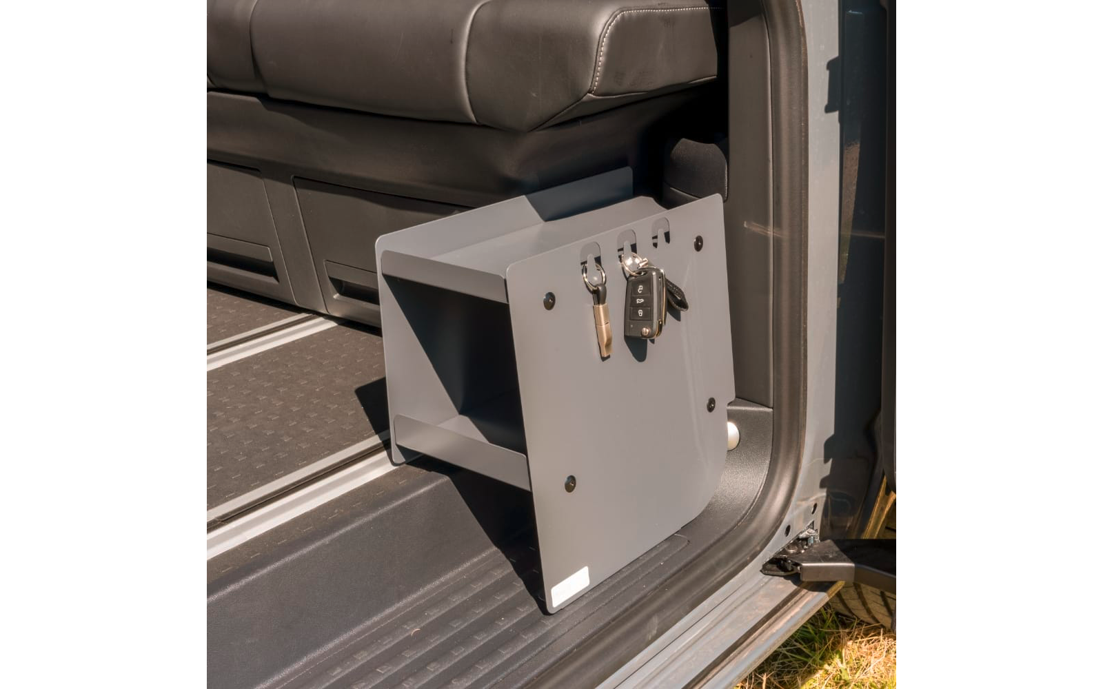 Skooppbevaring shoeBOXX for VW T5/T6/T6.1 skyvedør montert i bil