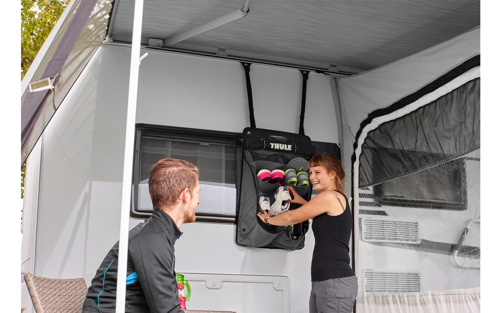 Detalj av ventilasjonshull på skoorganiser med 10 lommer for bobil og campingvogn svart - Thule
