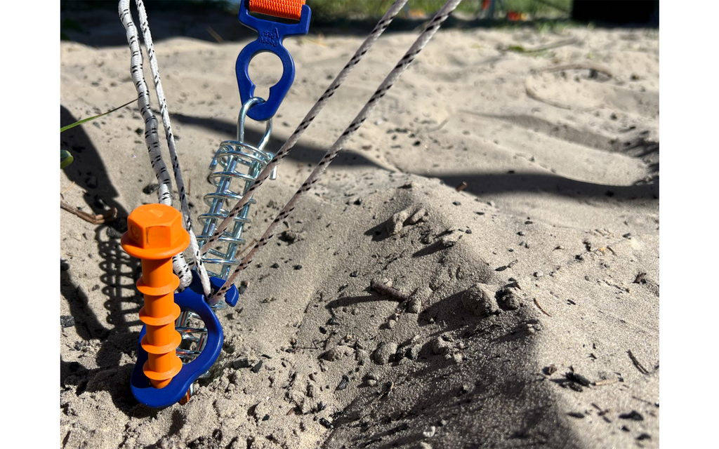 Bruk av Skruplugger Long (L) 31 cm for myk grunn, 2-pakning - Peggy Peg i sand