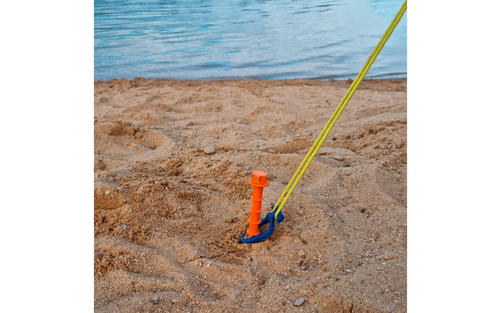 Skruplugger Long (L) 31 cm for myk grunn, 2-pakning - Peggy Peg i bruk på campingplass