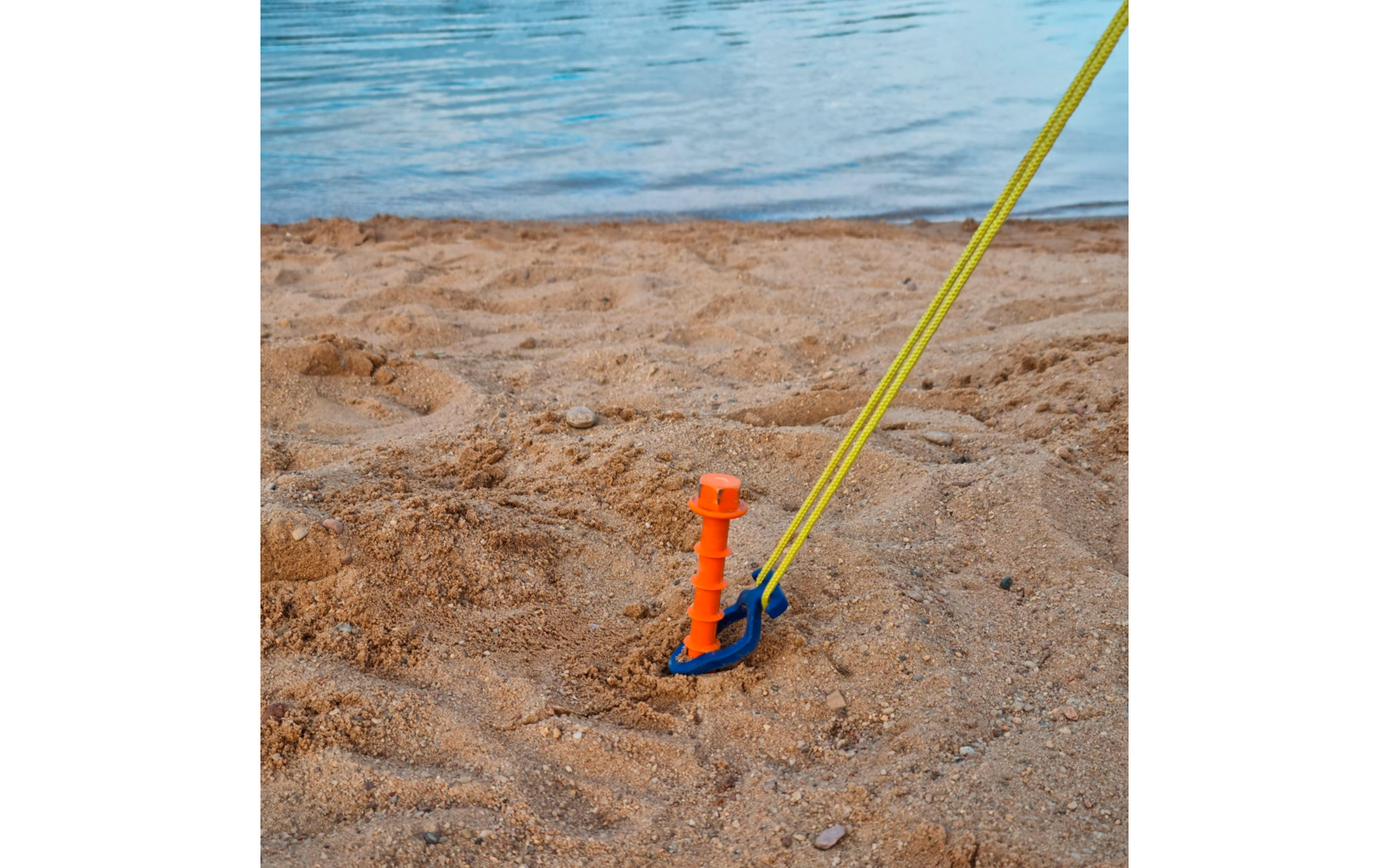 Skruplugger Long (L) 31 cm for myk grunn, 2-pakning - Peggy Peg i bruk på campingplass