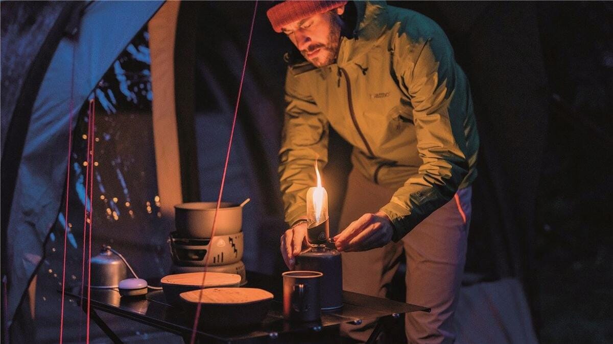 Nærbilde av Snowdon gasslykt svart med flamme