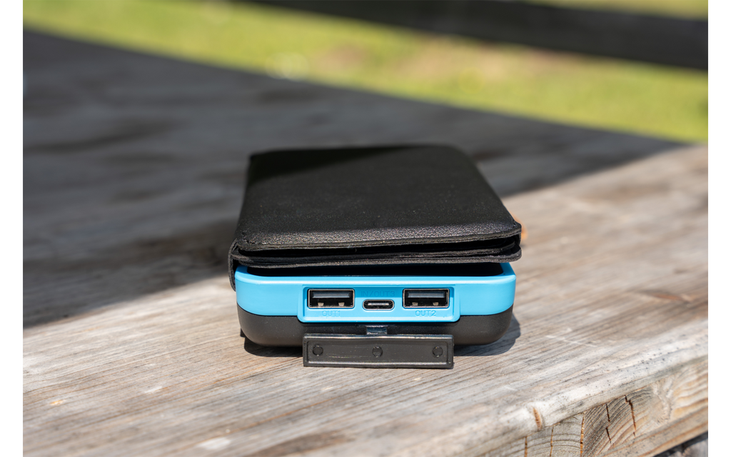 Solar powerbank med lommelykt 16000 mAh 20 W 4 solpaneler pakket i teltet