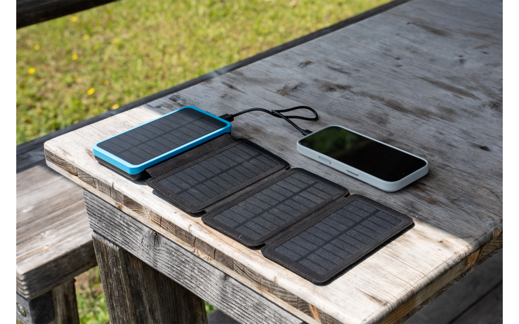 Solar powerbank med lommelykt 16000 mAh 20 W 4 solpaneler sammenfoldet