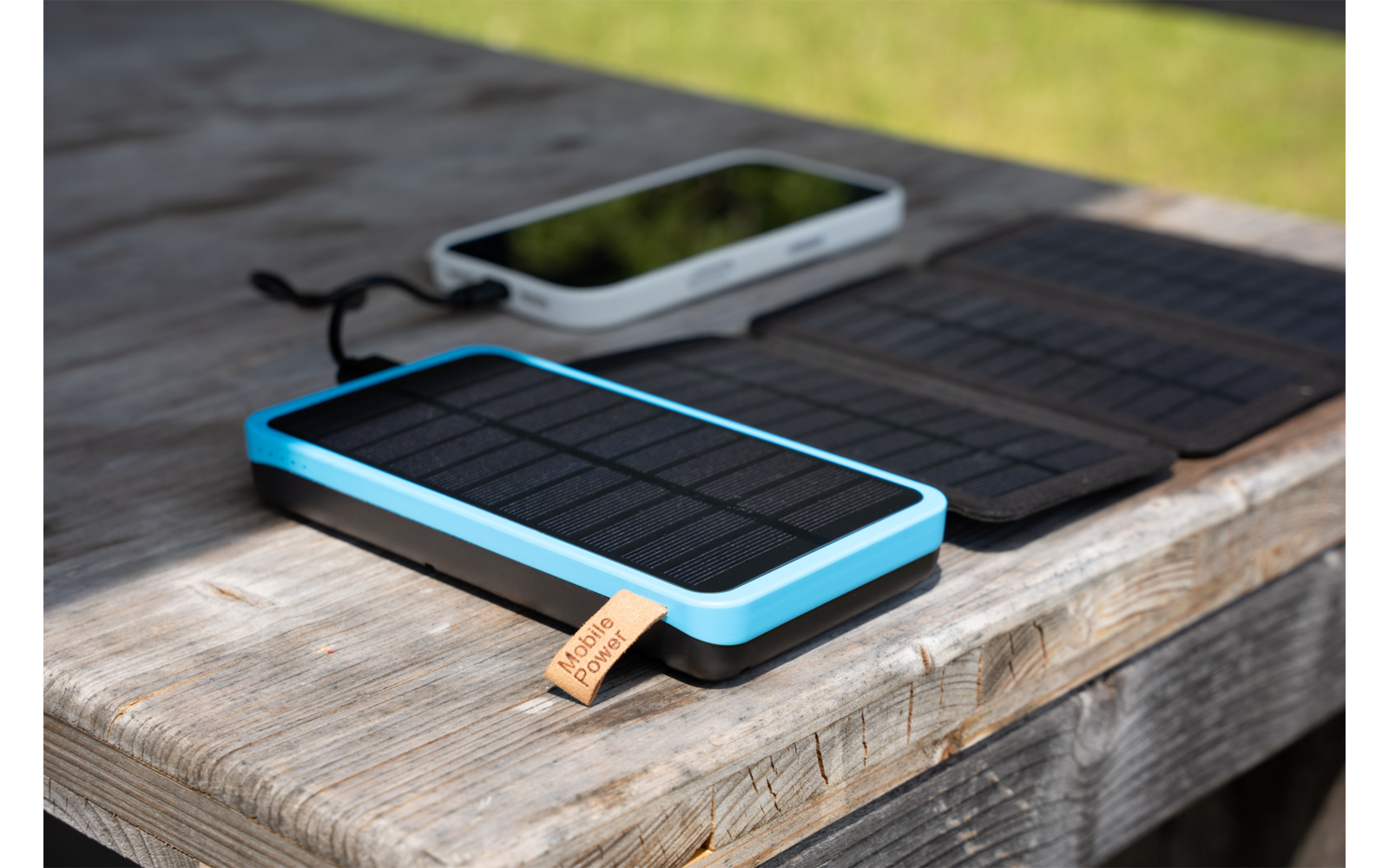 Solar powerbank med lommelykt 16000 mAh 20 W 4 solpaneler i bruk på camping