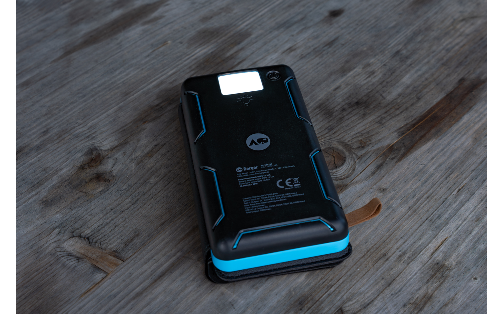 Solar powerbank med lommelykt 16000 mAh 20 W 4 solpaneler ladet med sollys