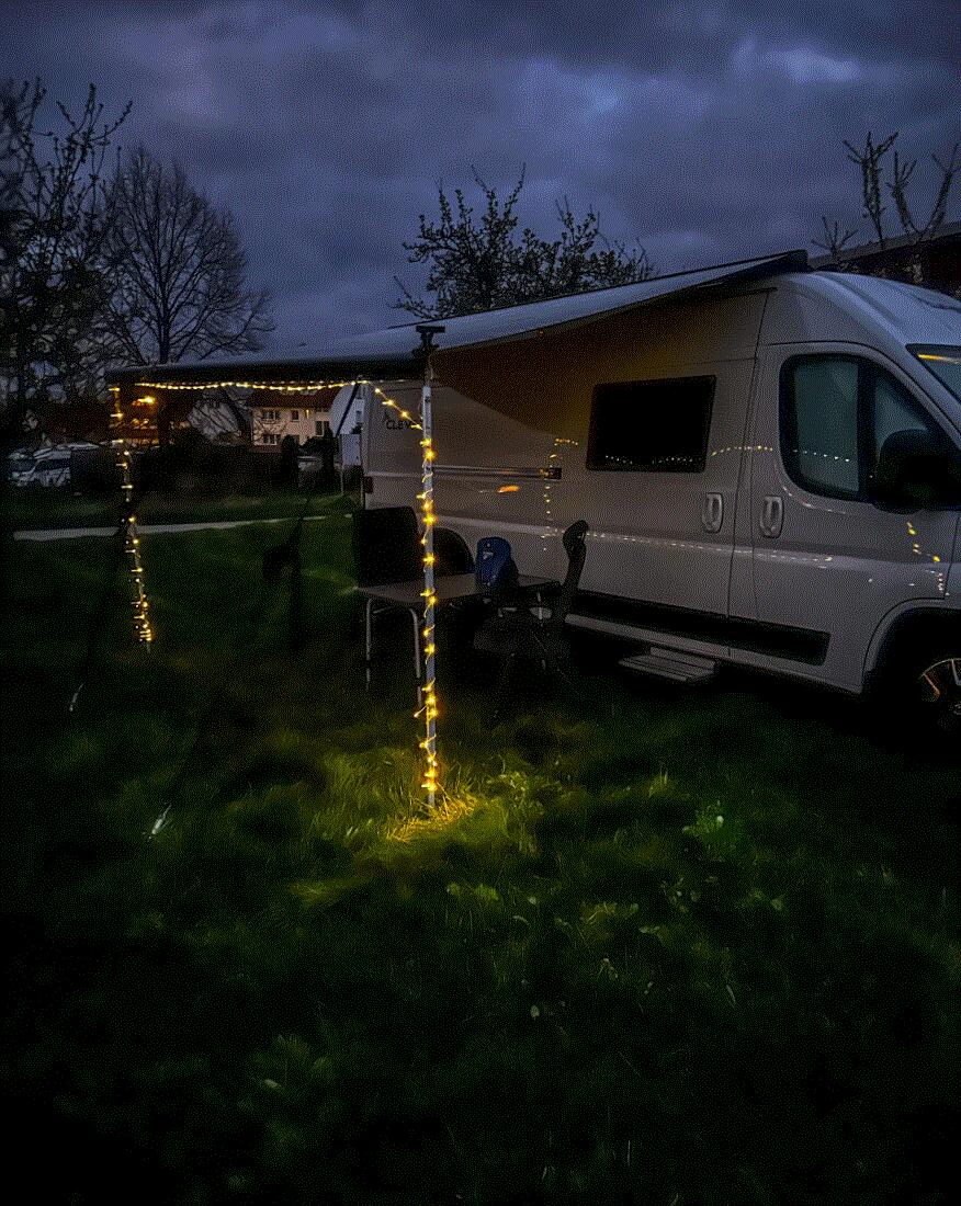 Solcelle lyslenke for markise 10m 100 LED varmhvit montert på campingvogn