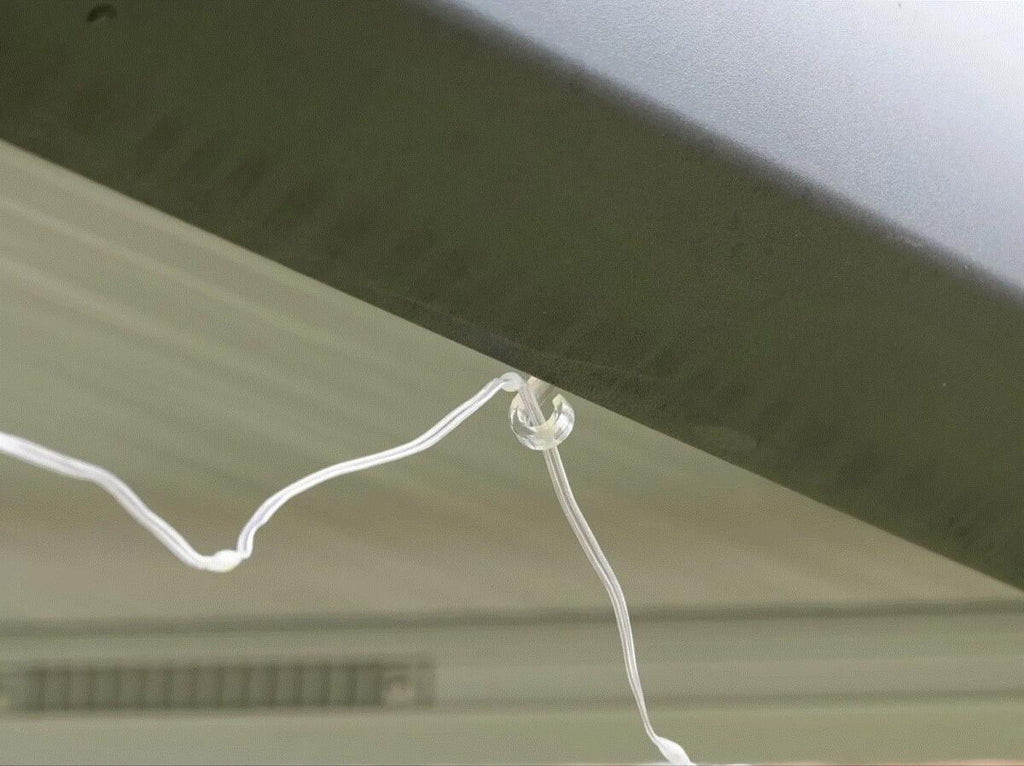 Solcelle lyslenke for markise 10m 100 LED varmhvit nærbilde av solarpanel og kroker