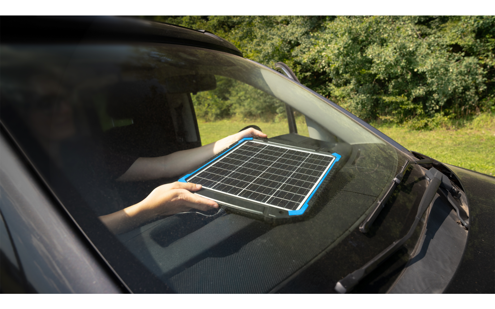 Detalj av solcelledrevet batterilader 15 W for bil, bobil og båt
