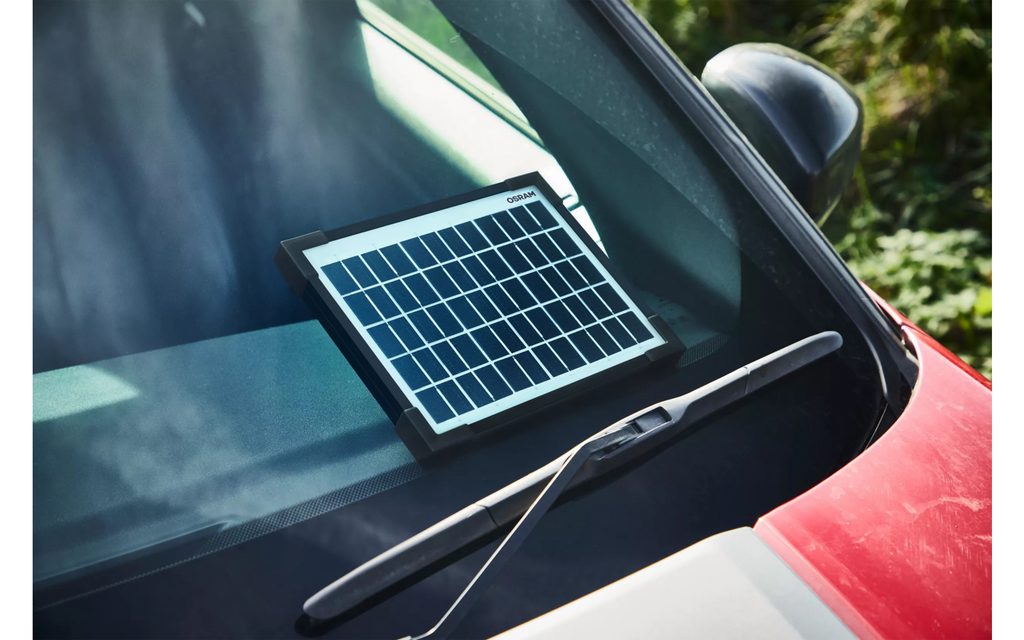 Solcellepanel BATTERYcharge Solar 5 W for 12V-kjoretoy naerbilde av tilkoblinger