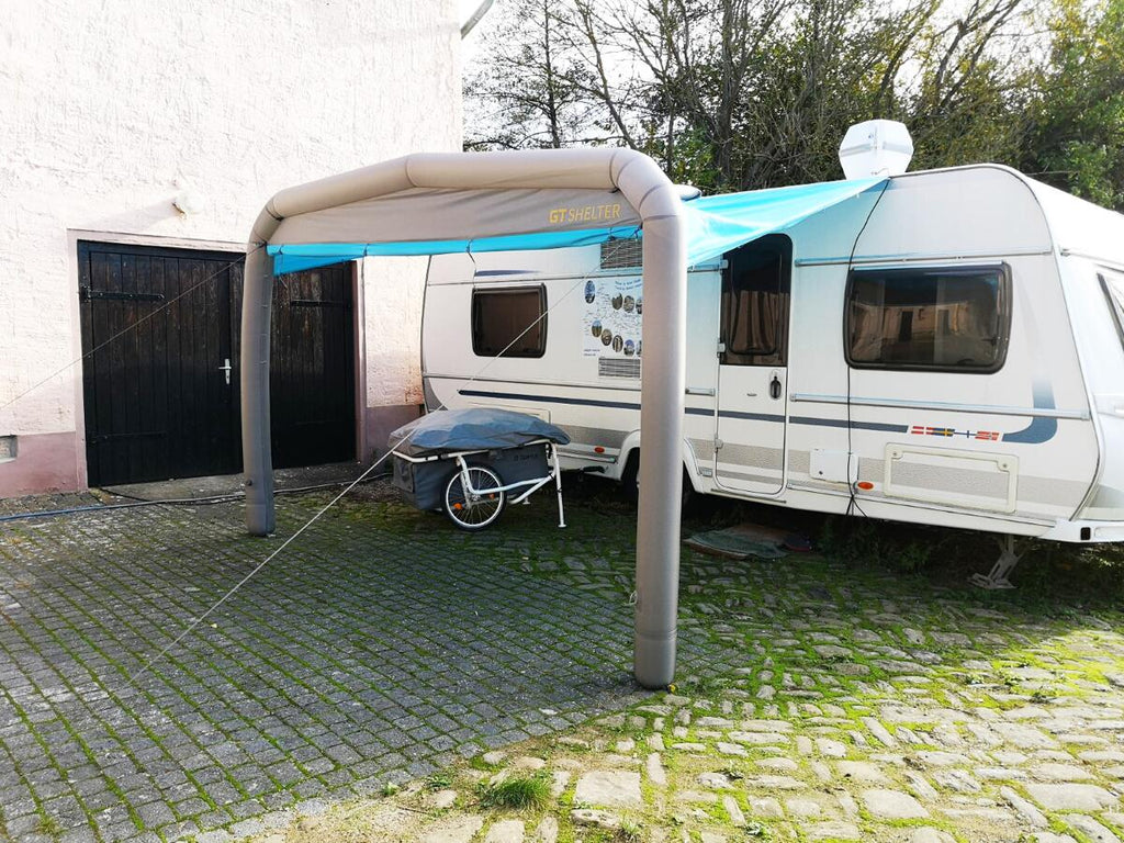 Solseil for campingvogn oppblåsbart blått Gentle Tent montert ved vogn