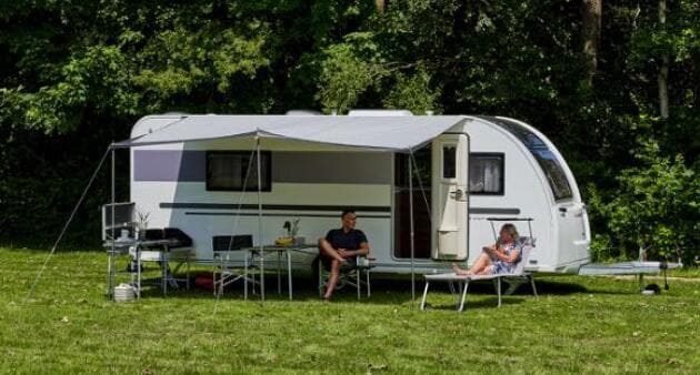 Solseil Loggia 400 400x270 cm med CarbonX-stenger montert på bobil