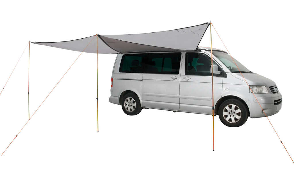 Montert Solseil Lom Tri 250 x 500 cm sett med tre trekanter i campingmiljø