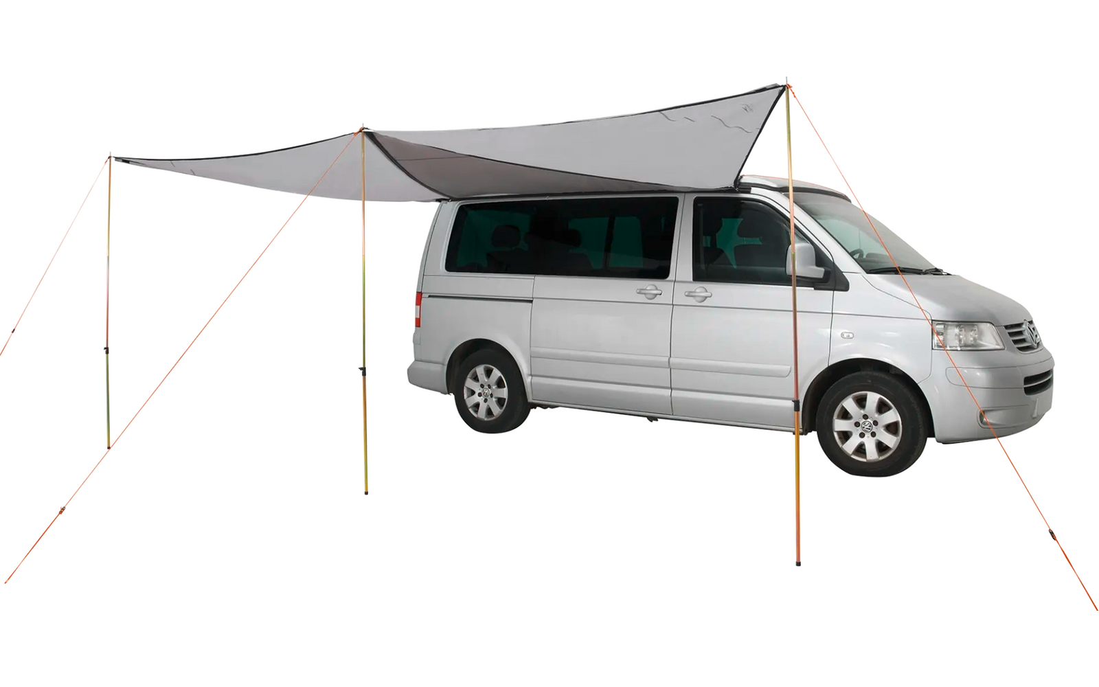 Montert Solseil Lom Tri 250 x 500 cm sett med tre trekanter i campingmiljø