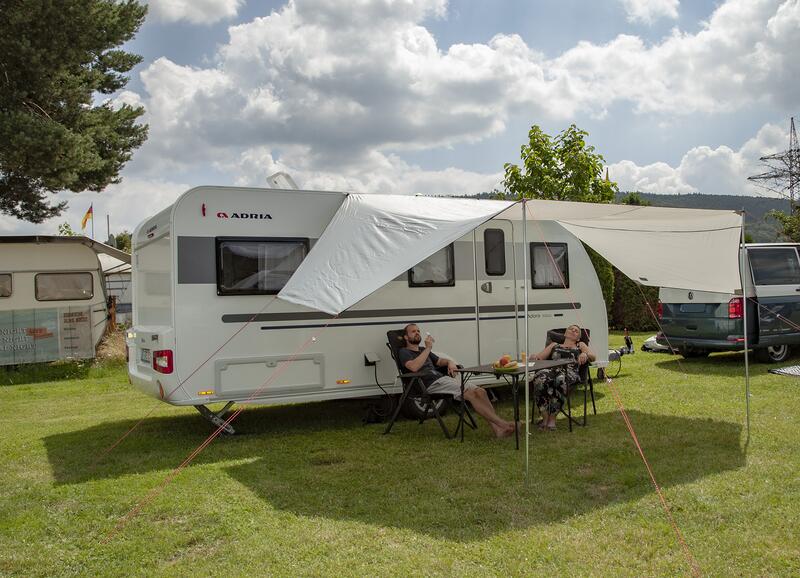 Solseil Mauritius 300D ripstop polyester montert på campingvogn
