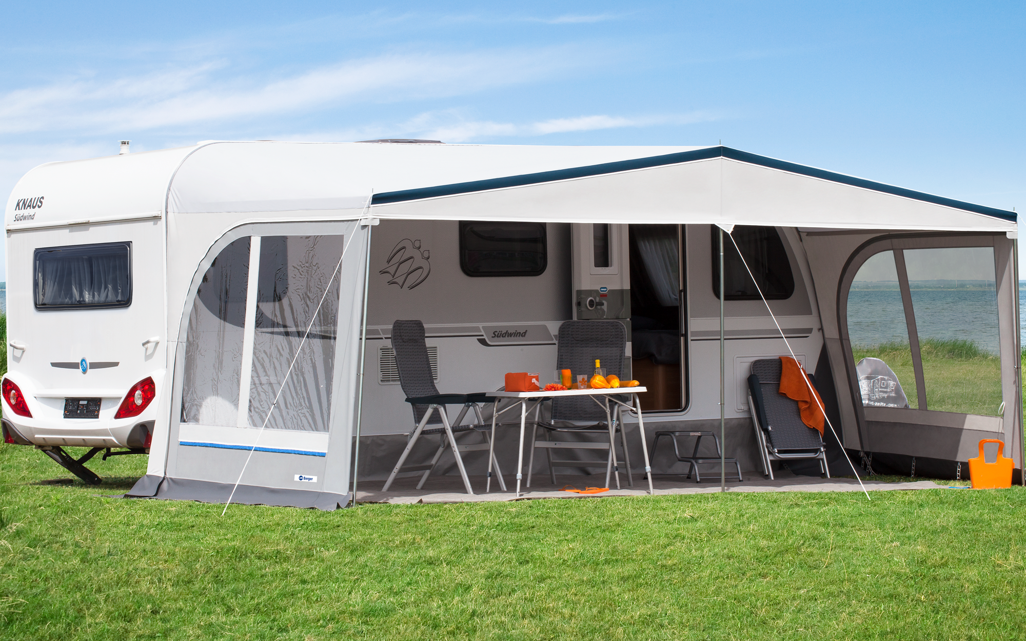 Solseil Solera Lux II for campingvogn med sidevegger montert foran campingvogn