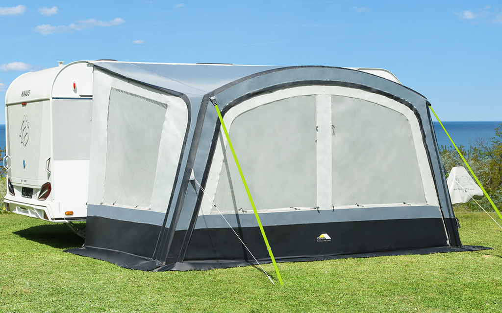 Solseil Sunny Air 400 med luftsystem 400x250 cm montert på campingplass