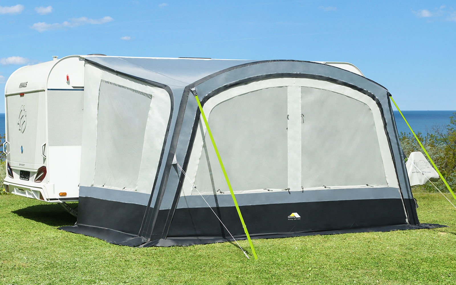 Solseil Sunny Air 400 med luftsystem 400x250 cm montert på campingplass