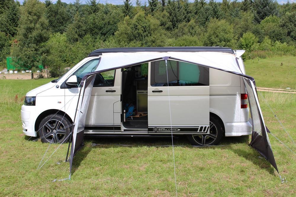 Montert Solseil Techline Canopy Midline med sidevegger på campingvogn