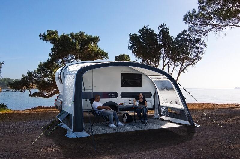 Solseil Adria Action Air 391 oppblåsbart montert på campingvogn