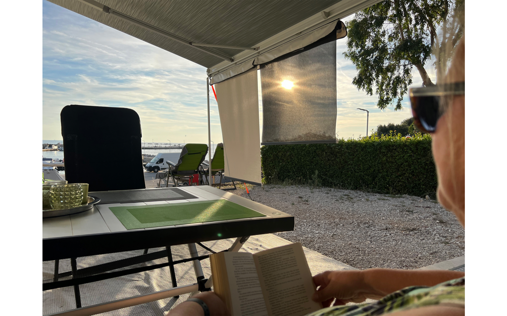 Solskjerm SunBreak markisemodul svart, montert på bobil