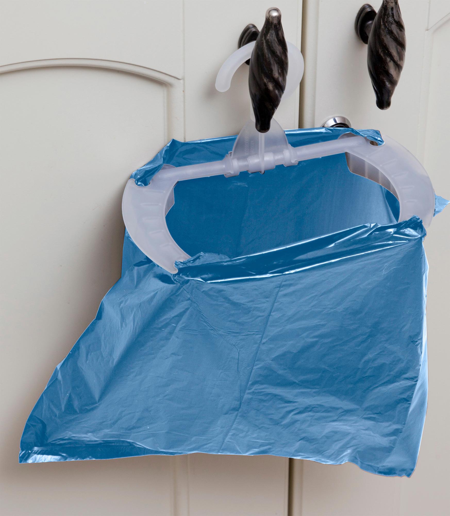 Søppelposeholder til opphenging i plast, hvit montert på vegg