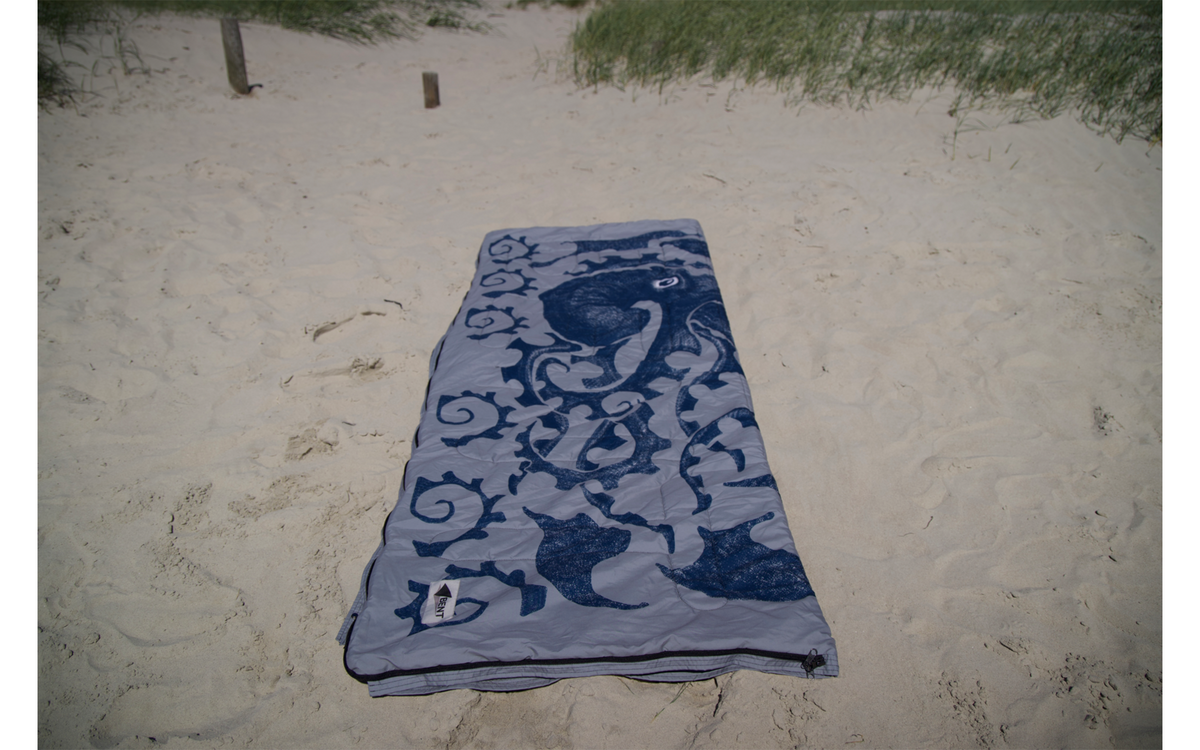 Sovepose Bentcho 4-i-1 teppe/poncho New Zealand 200 x 80 cm - Bent brukt som poncho med hette