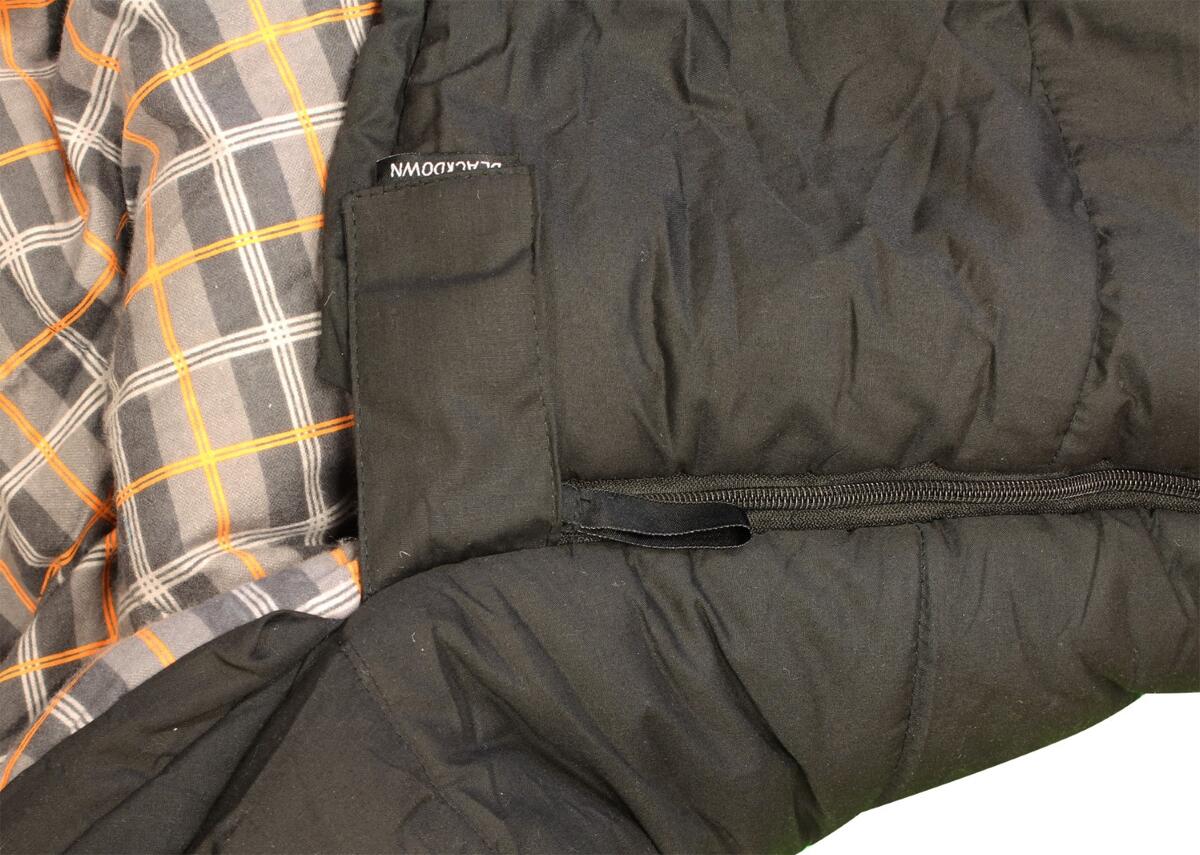 Sovepose Blackdown med mummiehette 240x90 cm flanellfôr montert på campingplass