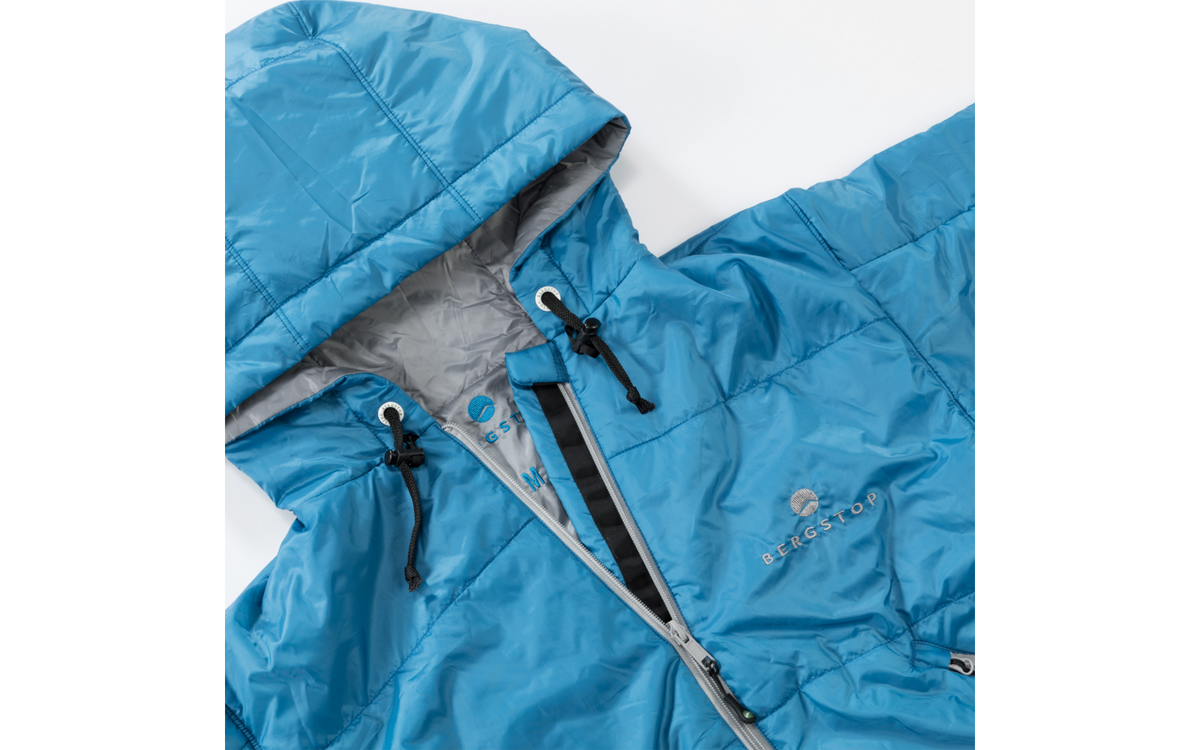 Sovepose med armer CozyBag L blå 230 x 70 cm 1 kg - Bergstop sett bakfra
