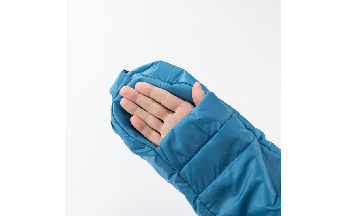 YKK-glidelås i detalj på Sovepose med armer CozyBag L blå 230 x 70 cm 1 kg - Bergstop