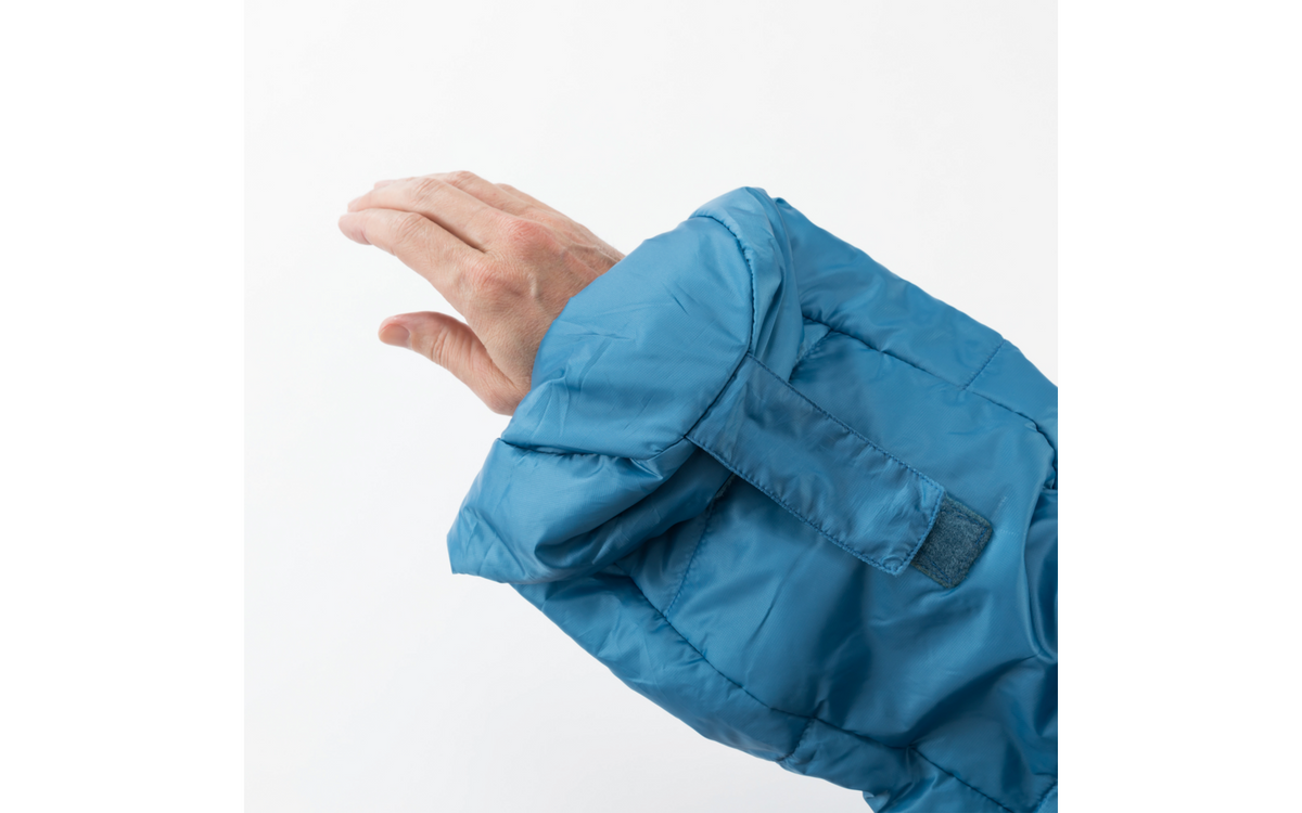 Håndåpning på armen til Sovepose med armer CozyBag L blå 230 x 70 cm 1 kg - Bergstop