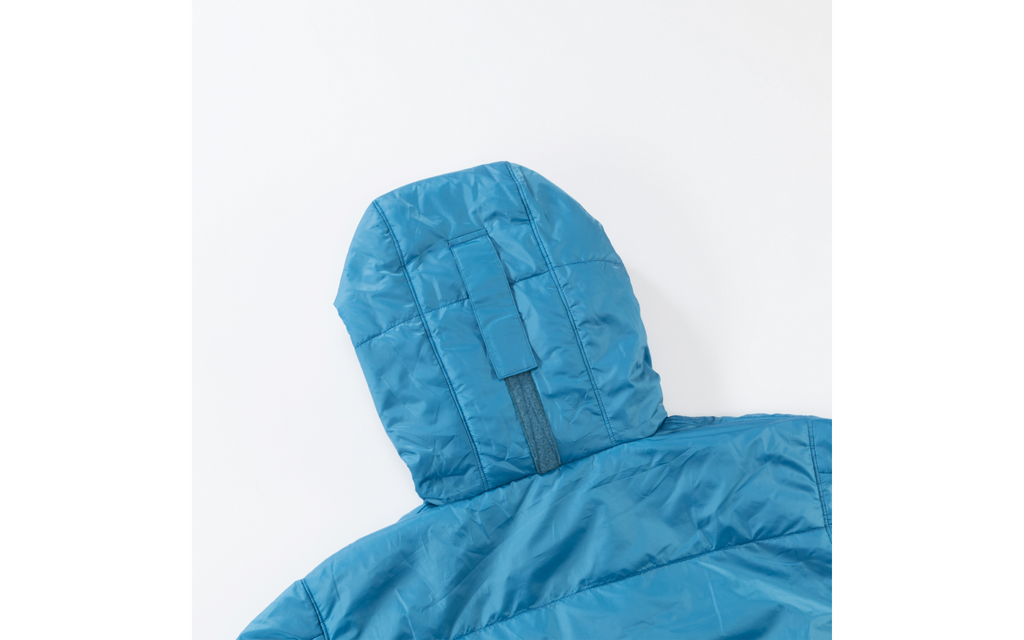 Nærbilde av justerbar hette på Sovepose med armer CozyBag L blå 230 x 70 cm 1 kg - Bergstop