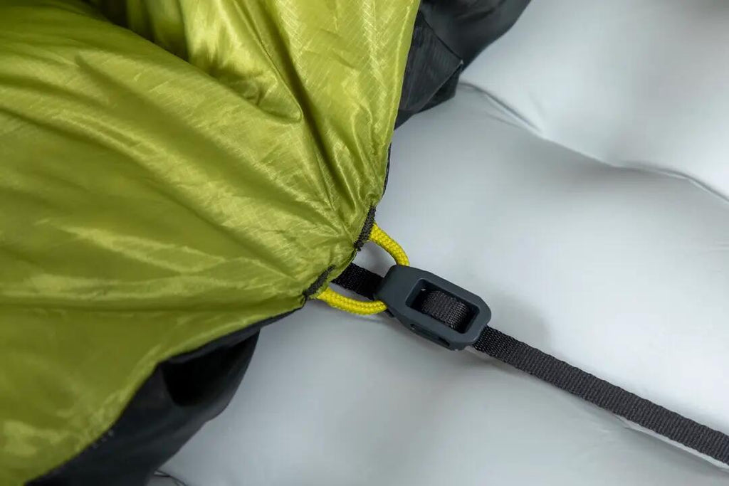 Nærbilde av lukking og krage på Sovepose Pulse Endless Promise UL Quilt 1000 FP dun