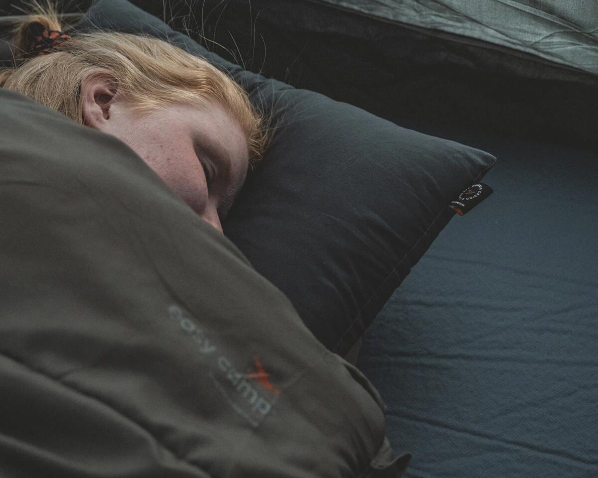 Nærbilde av hette på Sovepose Raven rektangulær 220x80 cm med autolock glidelås