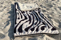 Sovepose og teppe Bentcho vendbar 200 x 80 cm med pose zebra - Bent sett forfra som lukket sovepose