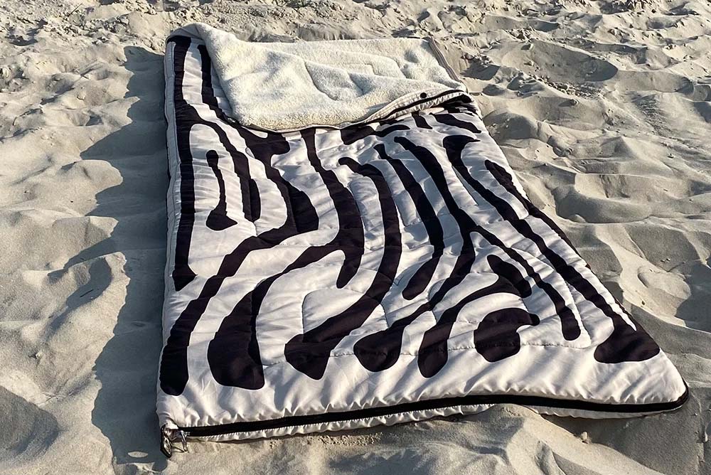 Sovepose og teppe Bentcho vendbar 200 x 80 cm med pose zebra - Bent sett forfra som lukket sovepose
