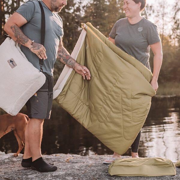 Nærbilde av innsiden med sherpa-fleece på Sovepose BENT Bentcho Vanlife