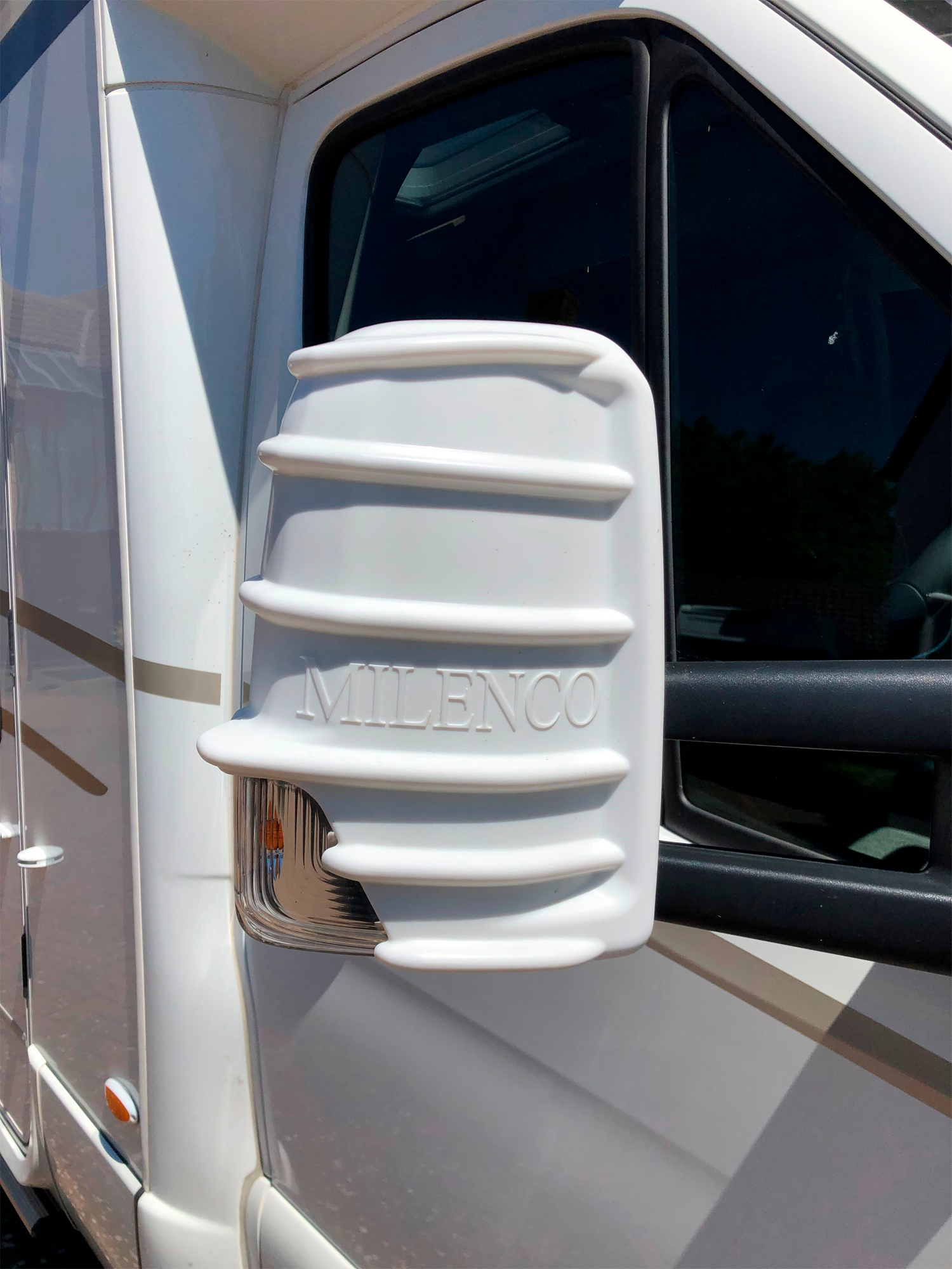 Speilbeskytter for Mercedes Sprinter med dobbeltarmspeil hvit montert på bilspeil
