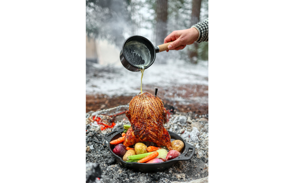 Støpejern fjærfesteker CF30 30 cm, 4,4 kg montert i grill