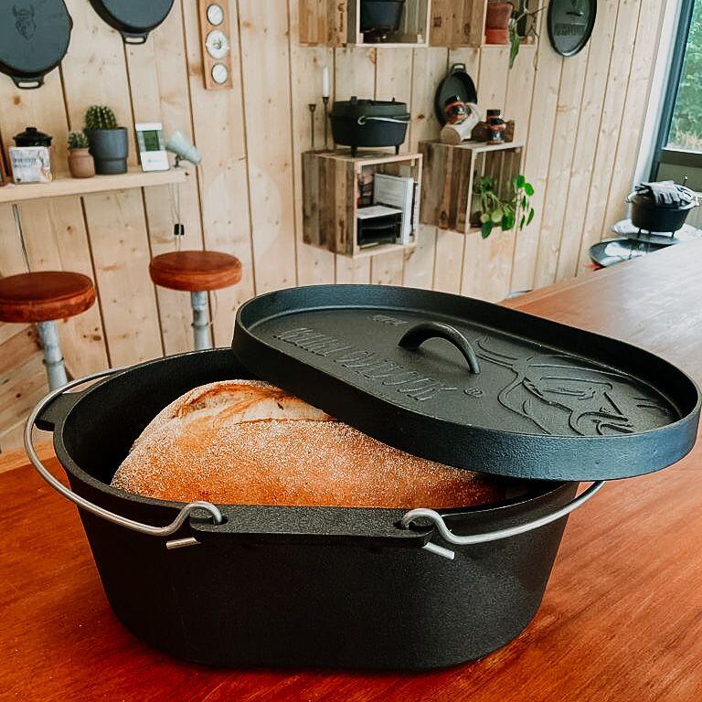 Detalj av lokk på støpejerns gryte 9L oval med flat bunn 43x31 cm - Valhal Outdoor