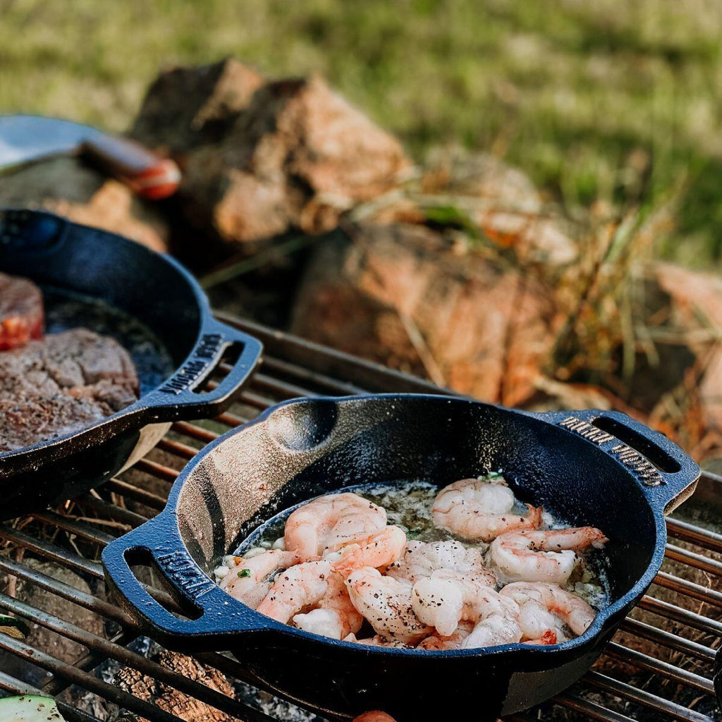 Støpejerns stekepanne med helletut - Valhal Outdoor montert på grill