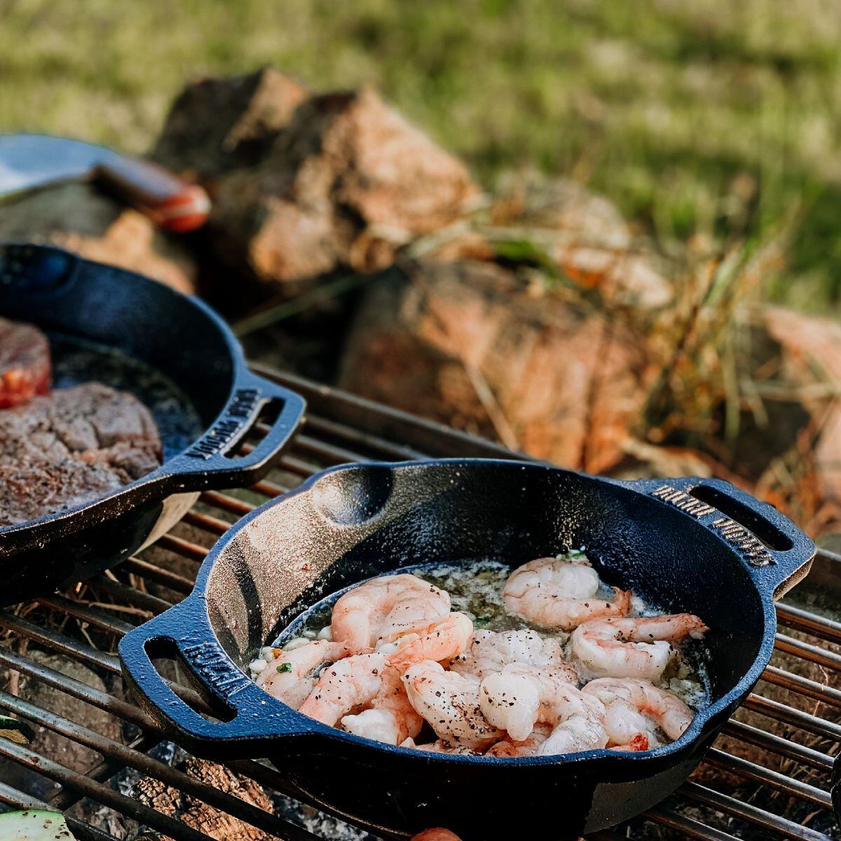 Støpejerns stekepanne med helletut - Valhal Outdoor montert på grill