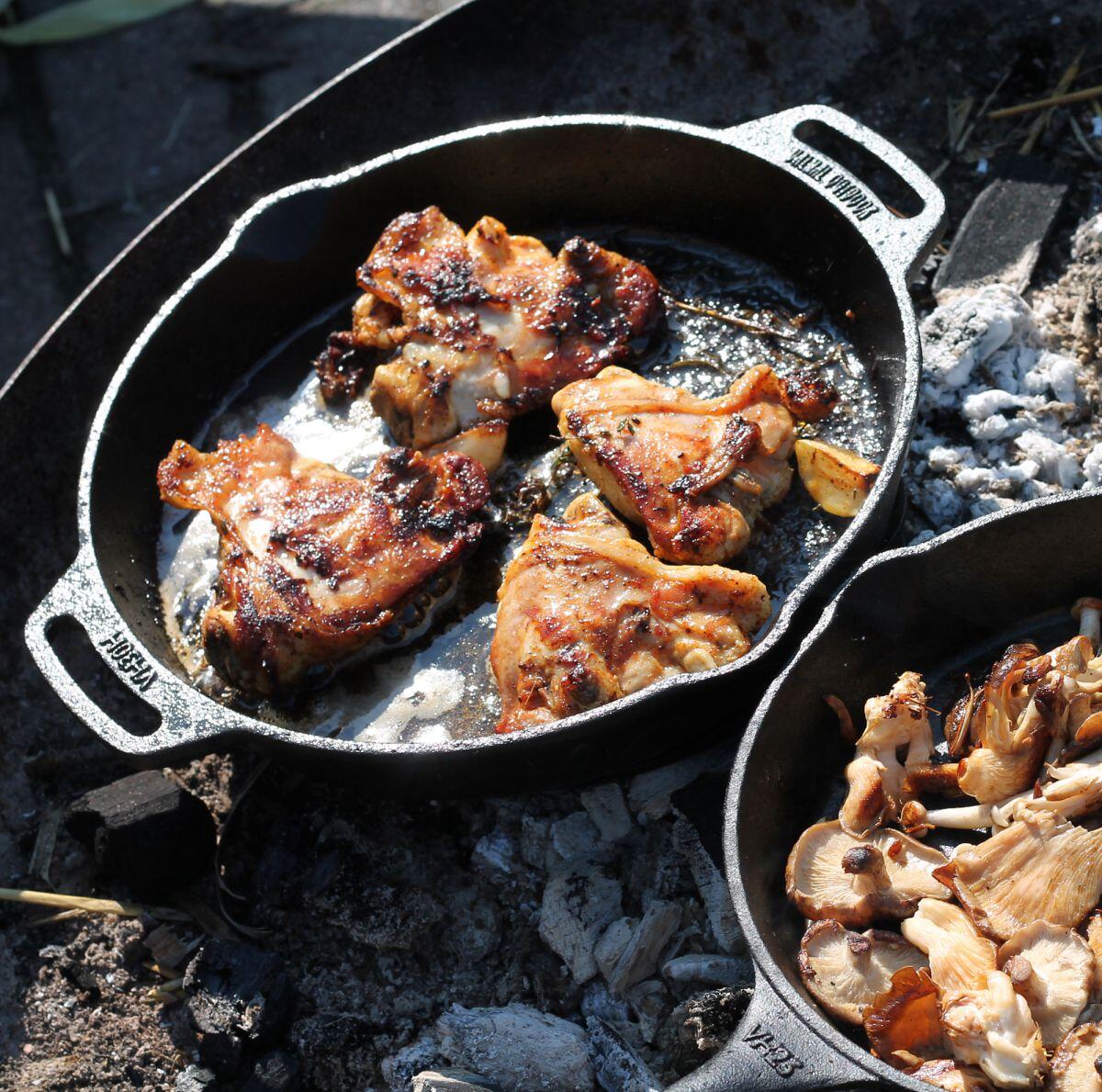 Nærbilde av håndtak på støpejerns stekepanne med helletut - Valhal Outdoor
