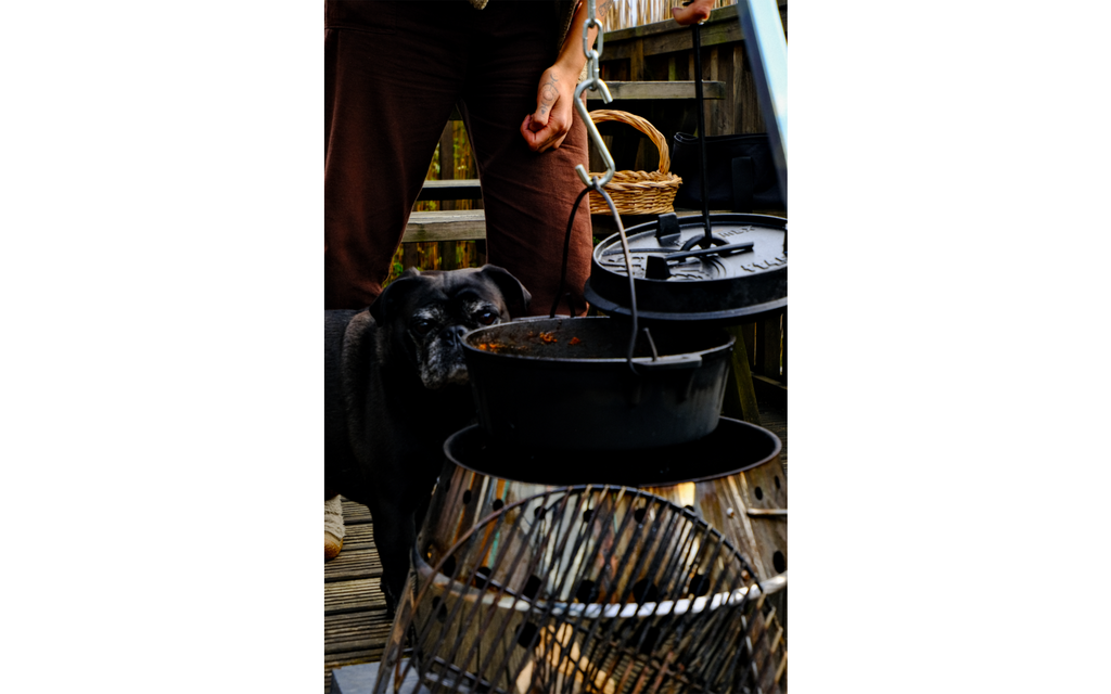 Montert støpejernsgryte dutch oven 3,5 liter med lokk og ben Petromax på bål