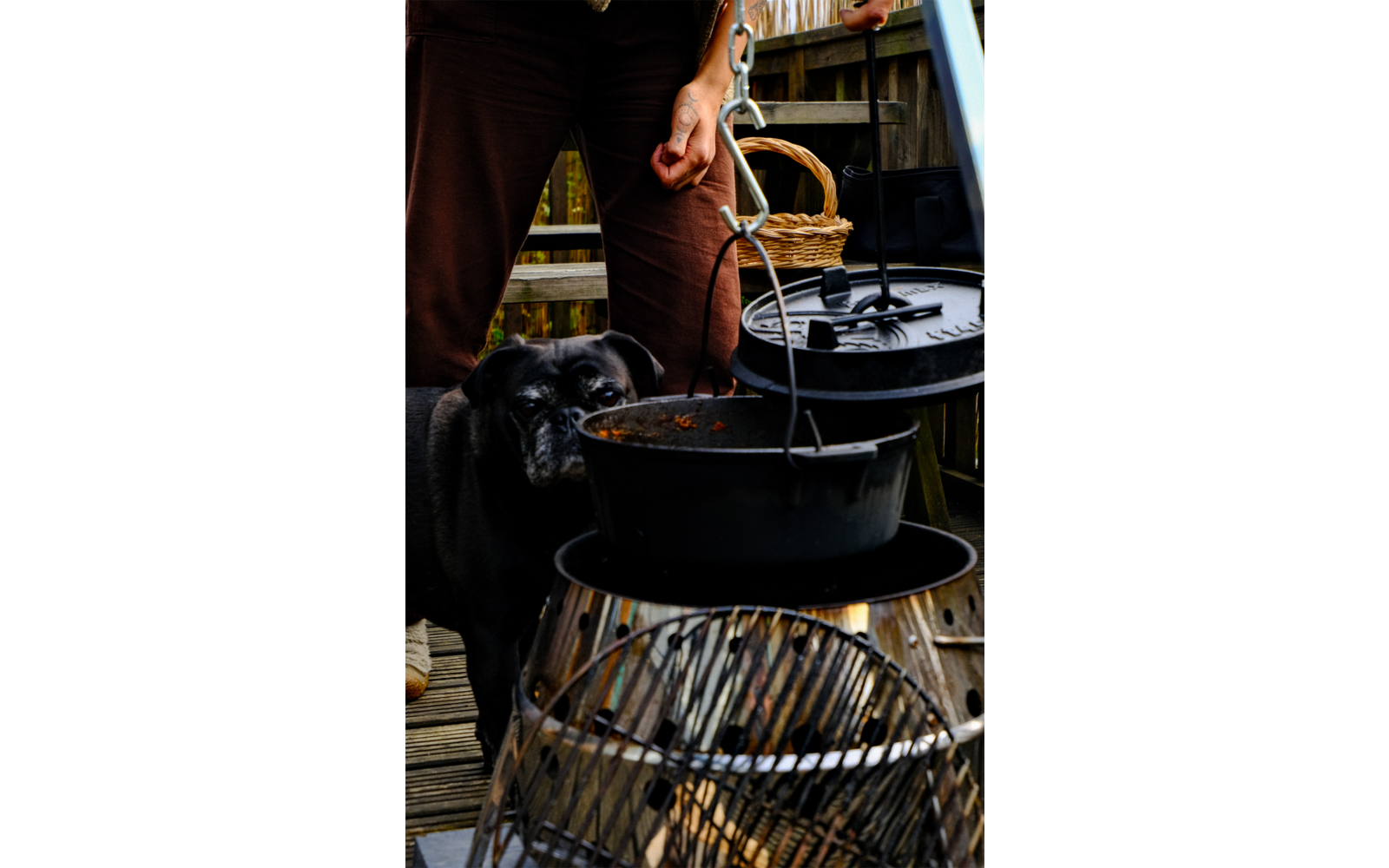 Montert støpejernsgryte dutch oven 3,5 liter med lokk og ben Petromax på bål
