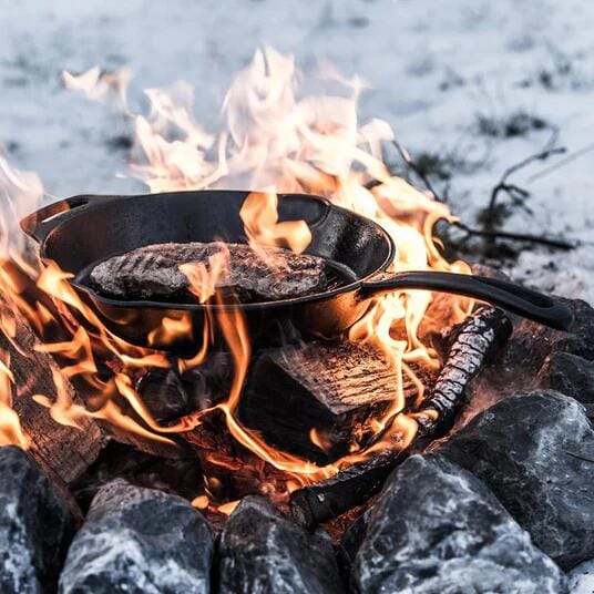 Støpejernspanne sett Ø25/30 cm svart med skaft - Petromax på induksjonsplate