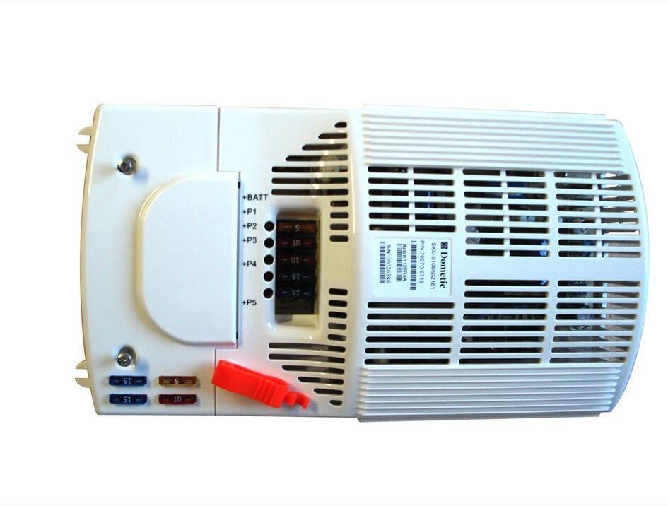 Montert Strømforsyning 12V/230V med prioritetskrets for bobil - Dometic i bobil
