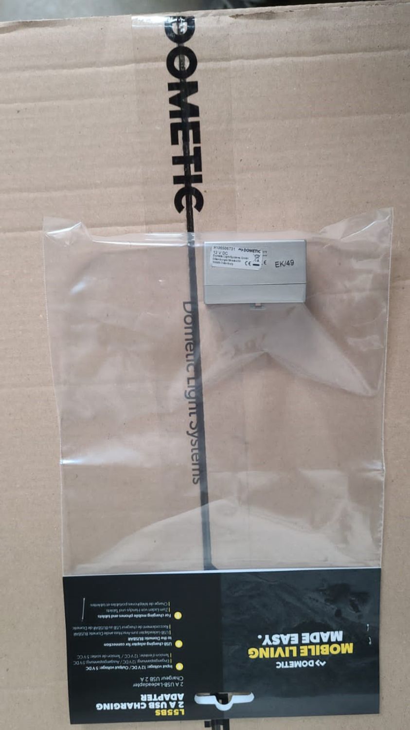 Strømskinne USB 2A ladeadapter L55BS krom - Dometic forfra